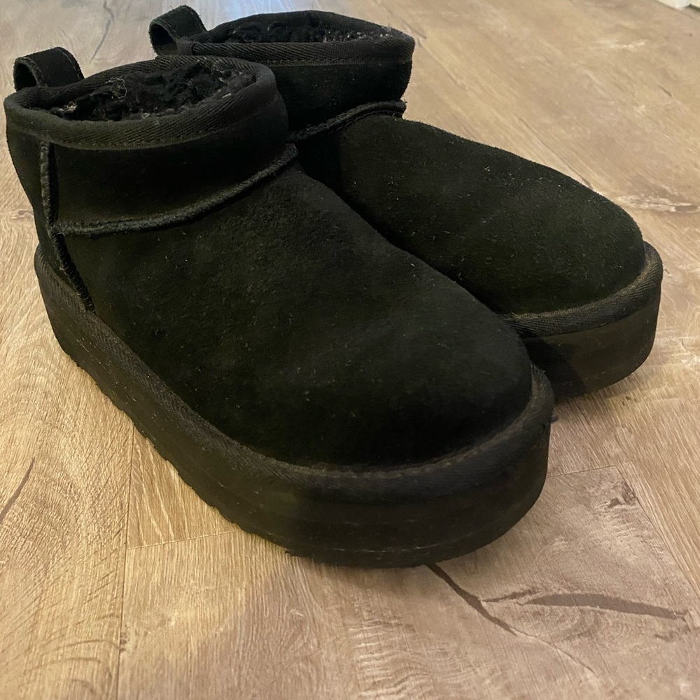 Girls Uggs size 2